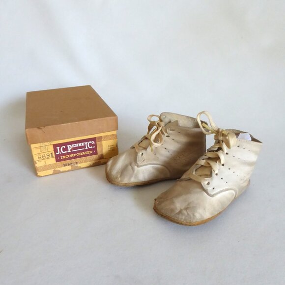 ANTIQUE VINTAGE 1940’s WHITE LEATHER BABY SHOES IN ORIGINAL BOX USED ODDITY - Picture 1 of 16